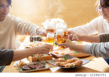 ビールで乾杯 冬の宴会 鍋料理 ビールで乾杯 冬の宴会 鍋料理 121991751
