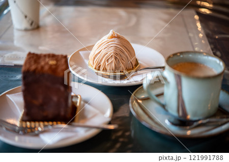 モンブランとガトーショコラとコーヒー 121991788