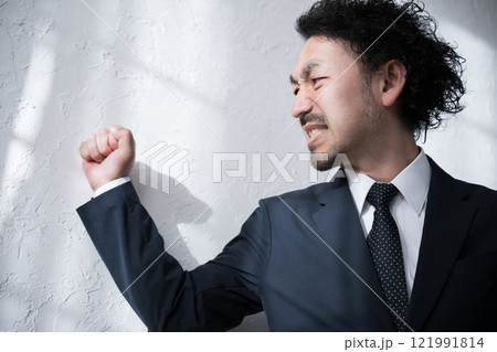悔しくて壁を叩く男性 悔しくて壁を叩く男性 121991814