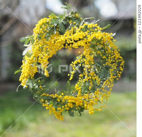 屋外にあるミモザのリース 121992026