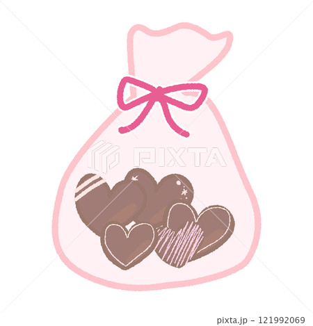 ピンク色の袋に入ったハート型のチョコレート ピンク色の袋に入ったハート型のチョコレート 121992069