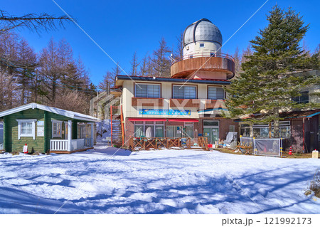 冬の長野県富士見町の入笠山の北側にある山荘 121992173