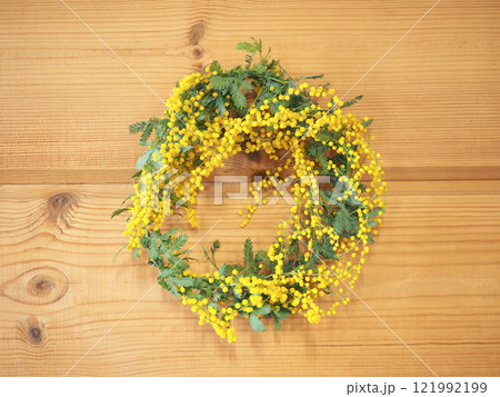 ミモザのリースを飾った室内 ミモザのリースを飾った室内 121992199