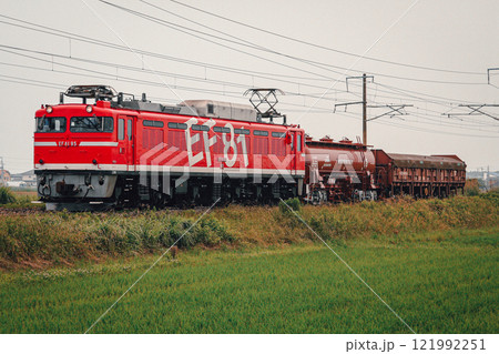 Nゲージのような見た目の安中貨物を牽引するEF81 95 121992251