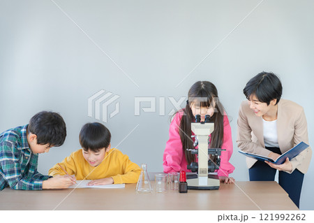 顕微鏡で観察する小学生 121992262