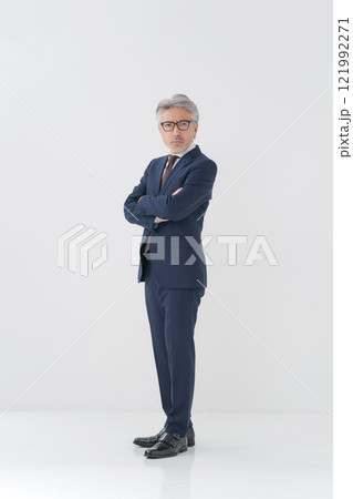 スーツ姿のシニア男性のポートレート 121992271