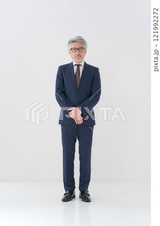 スーツ姿のシニア男性のポートレート スーツ姿のシニア男性のポートレート 121992272