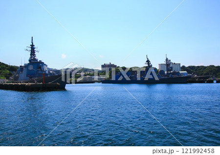 横須賀に停泊する… 日本を護る『護衛艦』 121992458