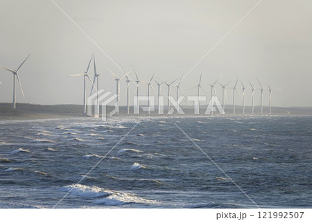 秋田県鹿の浦展望所から日本海沿岸部の風車群を望む 121992507