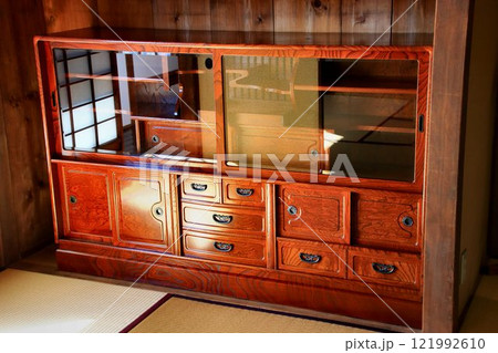 木目が美しい… 茶箪笥 121992610