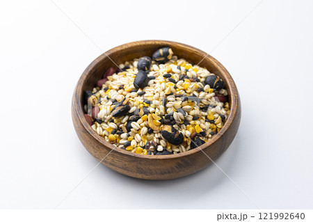 白背景に木の皿に盛られた十六穀米 121992640