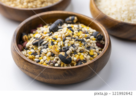 木のテーブルに皿に盛られた十六穀米ともち麦と押し麦 121992642