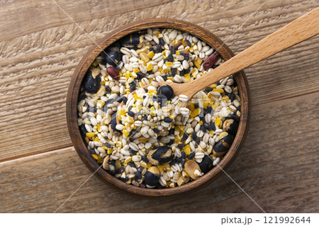 木のテーブルに皿に盛られた十六穀米と木のスプーンの俯瞰 121992644