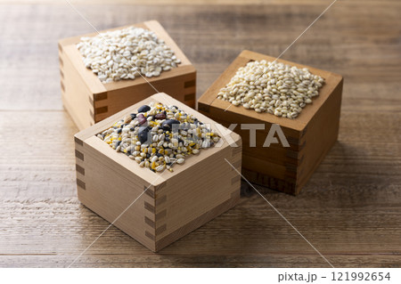 木の升に十六穀米と穀類のセット 121992654