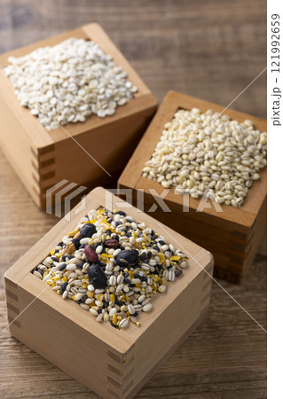 木の升に十六穀米と穀類のセット 121992659