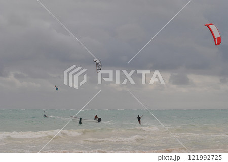 Kitesurfing 121992725