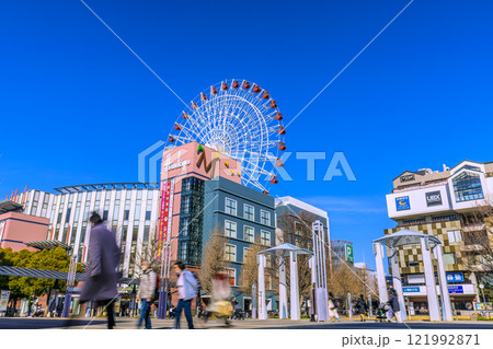 日本の横浜都市景観 1月。センター北駅前の都築阪急などを望む＝令和7年1月15日 121992871