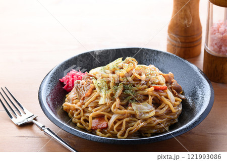 黒いお皿に盛り付けたソース焼きそば 黒いお皿に盛り付けたソース焼きそば 121993086
