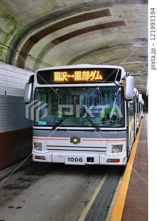 扇沢と『黒部ダム』を結ぶ… 関電トンネル・電気バス 121993194