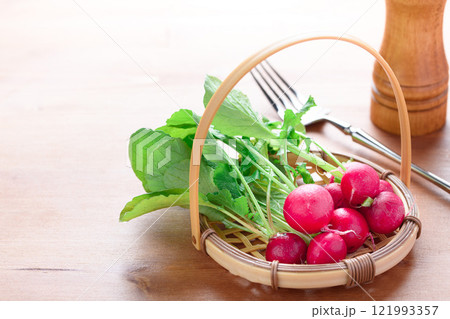 新鮮なラディッシュ （ 二十日大根 ） 121993357