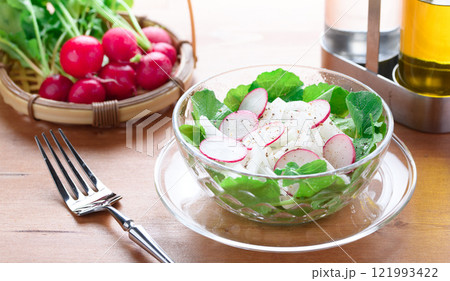 玉葱とラディッシュのサラダ 121993422