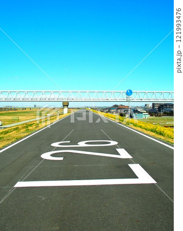 海から26キロメートル地点の菜の花咲く春の江戸川土手風景 121993476