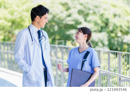 医療施設の廊下で話す医師と看護師 121993546
