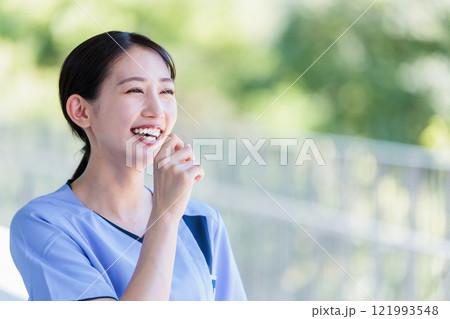 病院で働く笑顔の素敵な若い看護師 121993548
