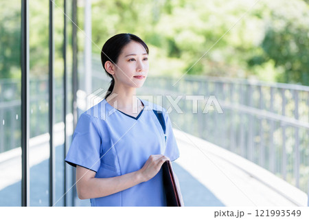 病院で働く若い看護師 病院で働く若い看護師 121993549