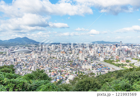 福岡県北九州市　高台から望む北九州市小倉の街並み 121993569
