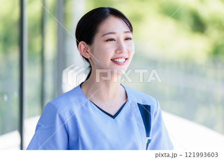 病院で働く笑顔の素敵な若い看護師 121993603