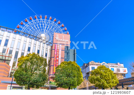 日本の横浜都市景観 1月。センター北駅前の都築阪急などを望む 121993607
