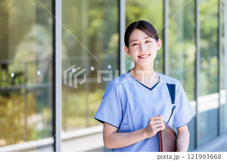 病院で働く笑顔の素敵な若い看護師 121993668