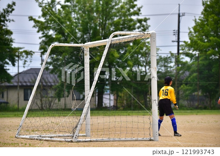 サッカー試合（キーパー） 121993743