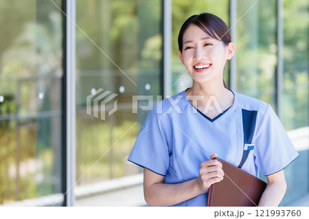 病院で働く笑顔の素敵な若い看護師 121993760
