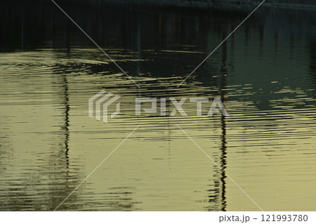 水面に映る夕景 水面に映る夕景 121993780