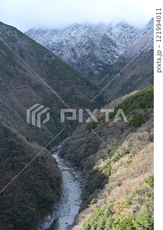 冠雪の西祖谷2(徳島県三好市西祖谷) 冠雪の西祖谷2(徳島県三好市西祖谷) 121994011