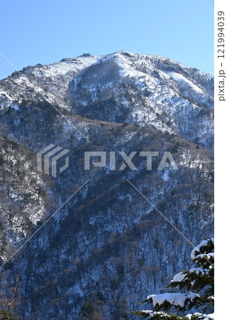 剣山冬景色(タテ)(徳島県三好市東祖谷) 剣山冬景色(タテ)(徳島県三好市東祖谷) 121994039