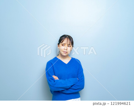 悩む女性 121994621