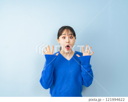 驚いた表情の女性 121994622