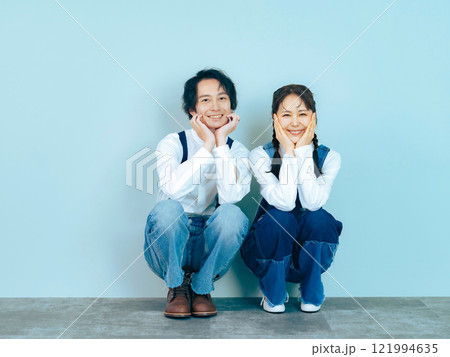 デニムを着た男女のカップルフォト 121994635