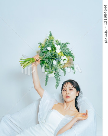 ブーケを持った花嫁　ブライダルフォト　ウェディングフォト　前撮り 121994644