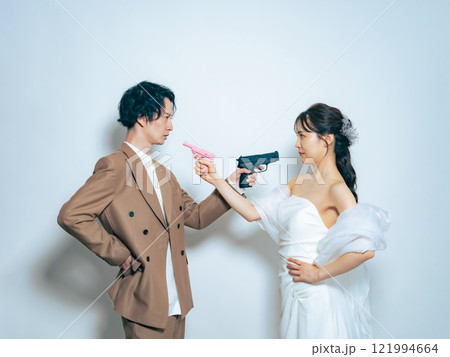 拳銃を持つ男女　ブライダルフォト　前撮り 121994664