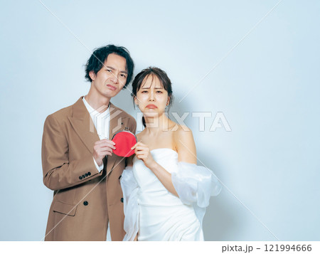 財布を持って悩む新郎新婦 財布を持って悩む新郎新婦 121994666