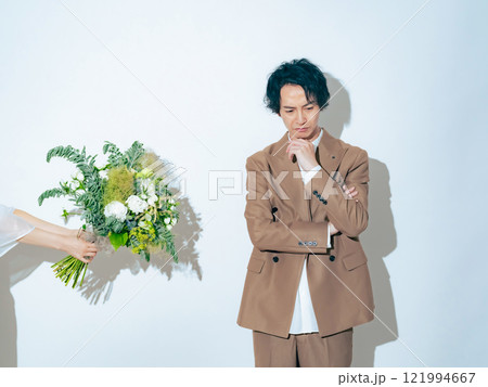 ブーケを渡されて悩む男性 ブライダルフォト ウェディングフォト 前撮り ブーケを渡されて悩む男性 ブライダルフォト ウェディングフォト 前撮り 121994667