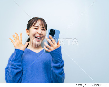 笑顔でスマホを見る女性 笑顔でスマホを見る女性 121994680