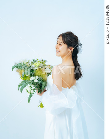 ブーケを持った花嫁　ブライダルフォト　ウェディングフォト　前撮り 121994686