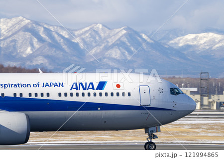 冬の新千歳空港 着陸中の飛行機 北海道千歳市 冬の新千歳空港 着陸中の飛行機 北海道千歳市 121994865