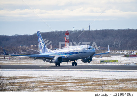 冬の新千歳空港　着陸中の飛行機　北海道千歳市 121994868