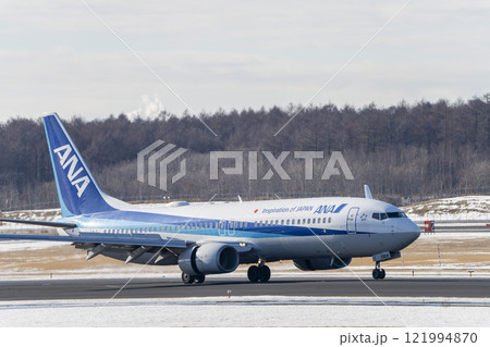 冬の新千歳空港　着陸中の飛行機　北海道千歳市 121994870